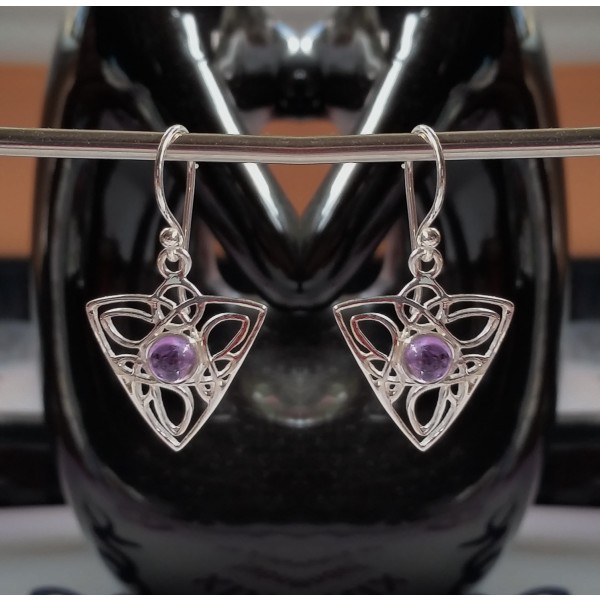 Celtic triangle knot design with central 6mm gemstone