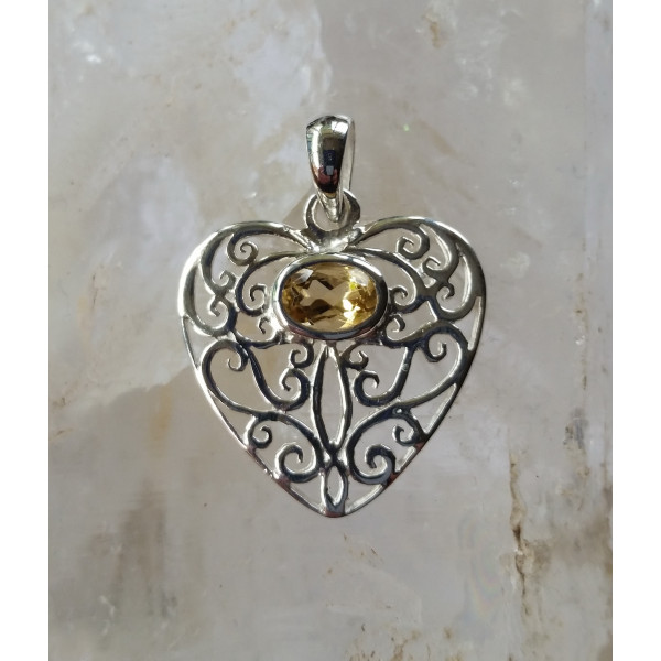 P624 Fillagree heart with facet gemstone