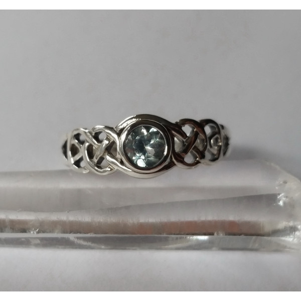 R457 small celtic weave ring with faceted stone