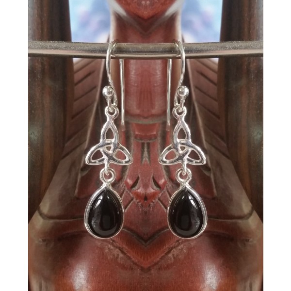 tri quetra with teardrop shape gemstone