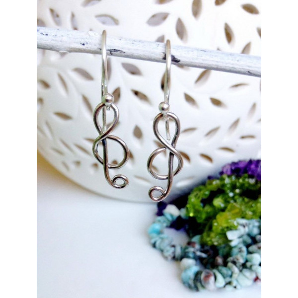 For all music lovers a treble clef in sterling silver earrings. 