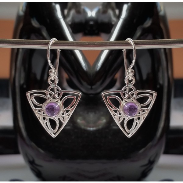 Celtic triangle knot design with central 6mm gemstone