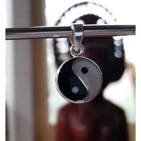  P082 Yin Yang pendant with Onyx & Mother of Pearl Inlay