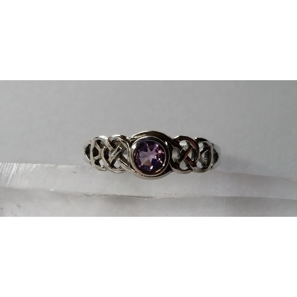 R457 small celtic weave ring with faceted stone