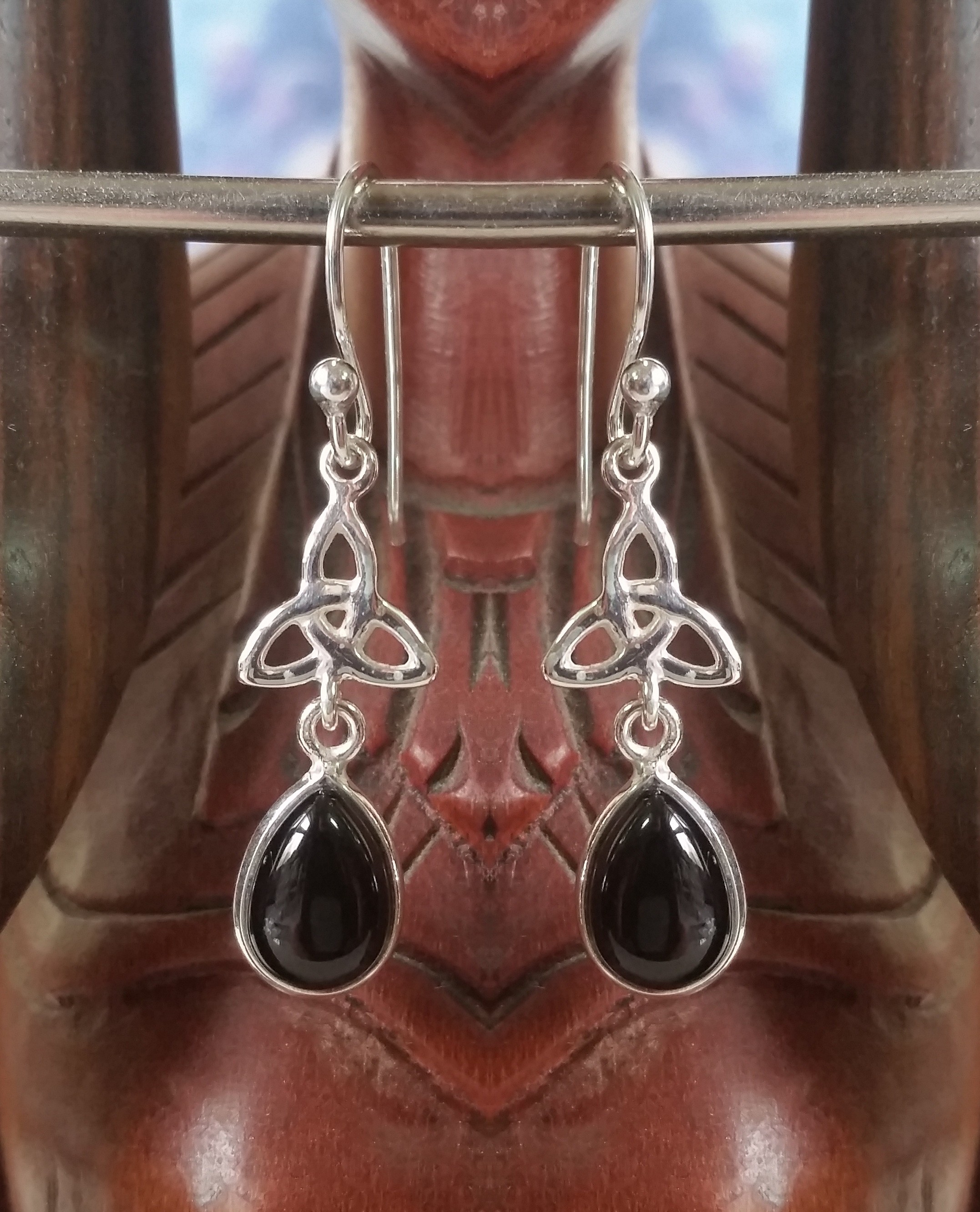 tri quetra with teardrop shape gemstone