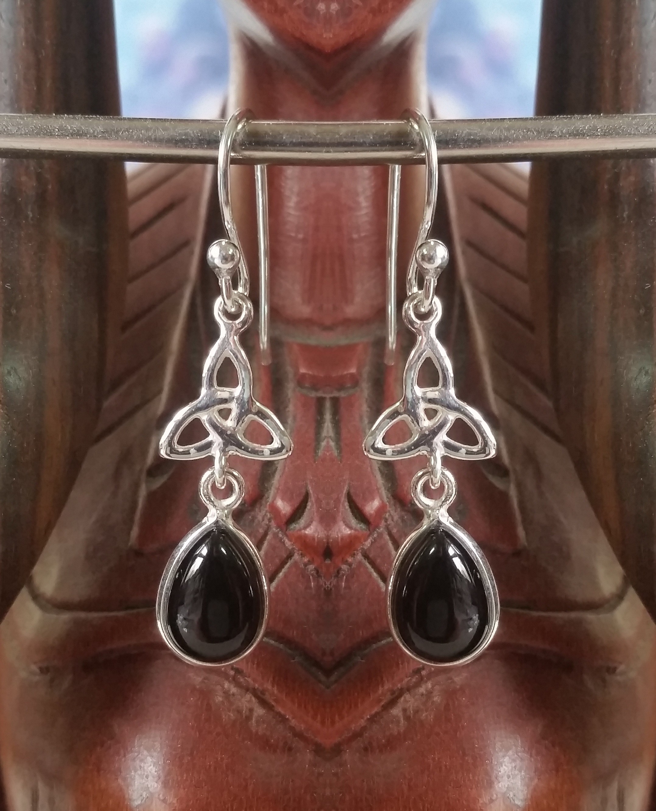 tri quetra with teardrop shape gemstone