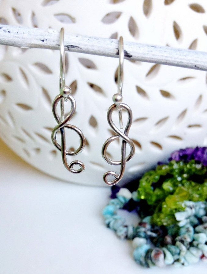 For all music lovers a treble clef in sterling silver earrings. 