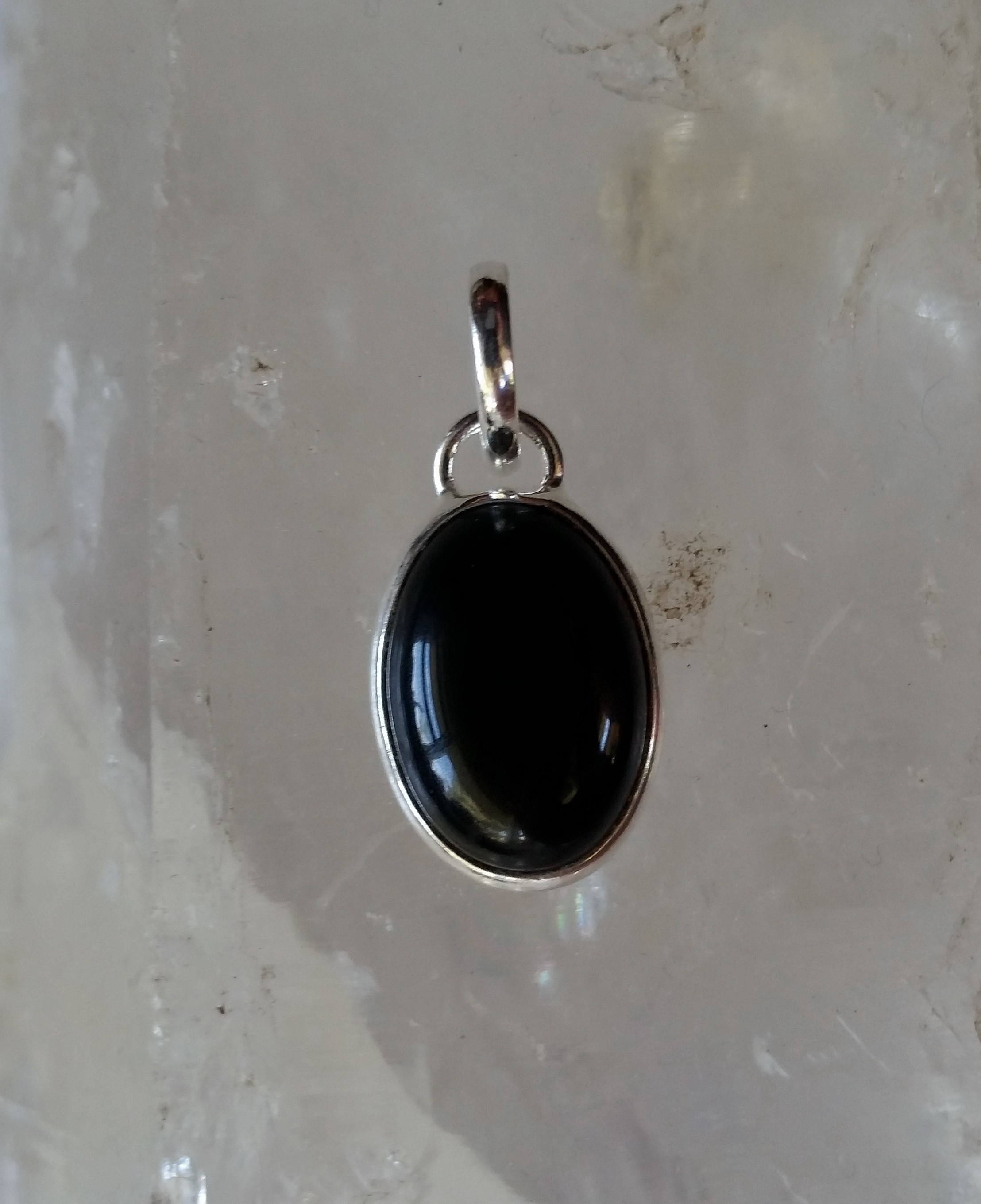 P475 Bezel set simple genuine oval gemstone pendant.