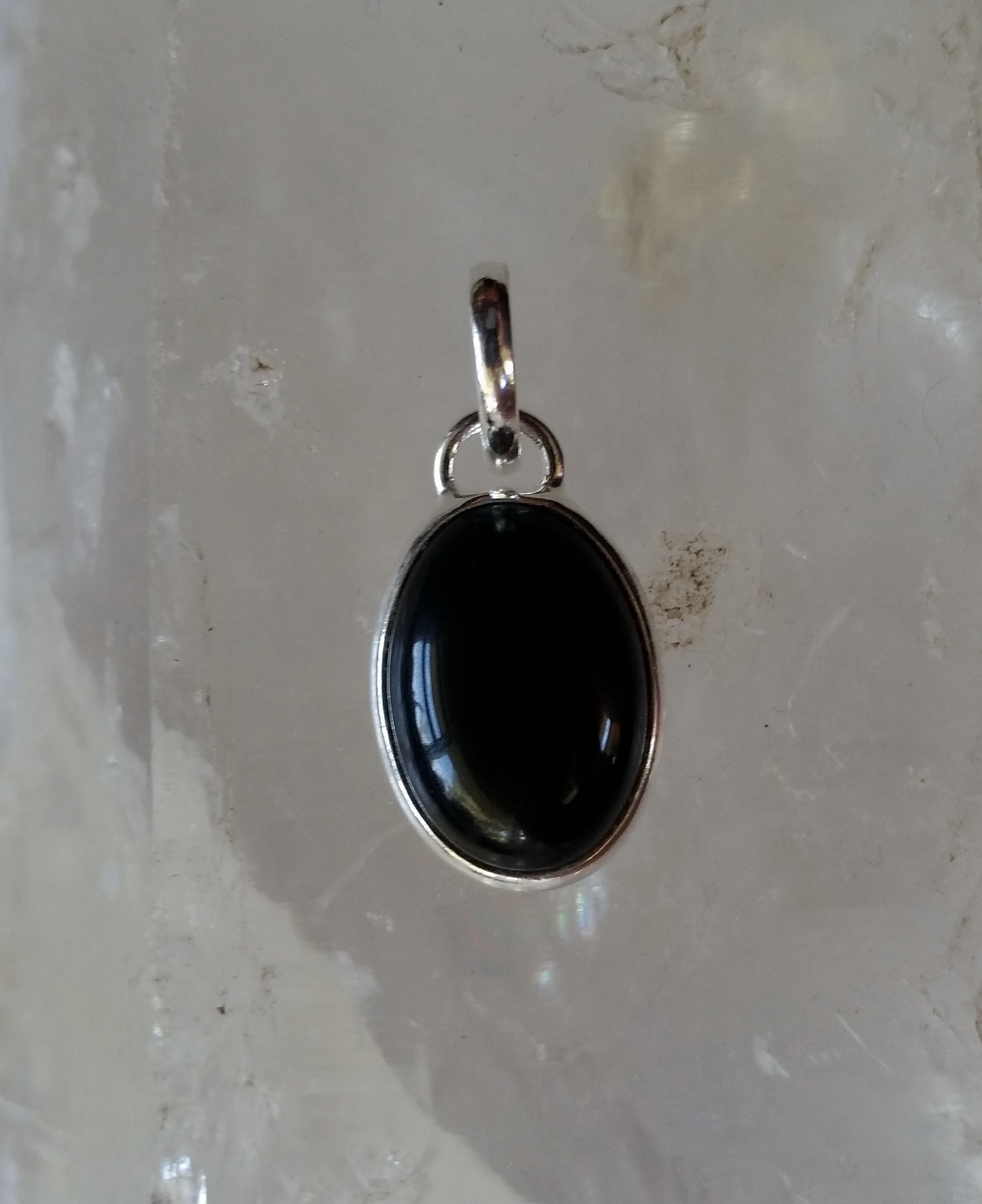 P475 Bezel set simple genuine oval gemstone pendant.
