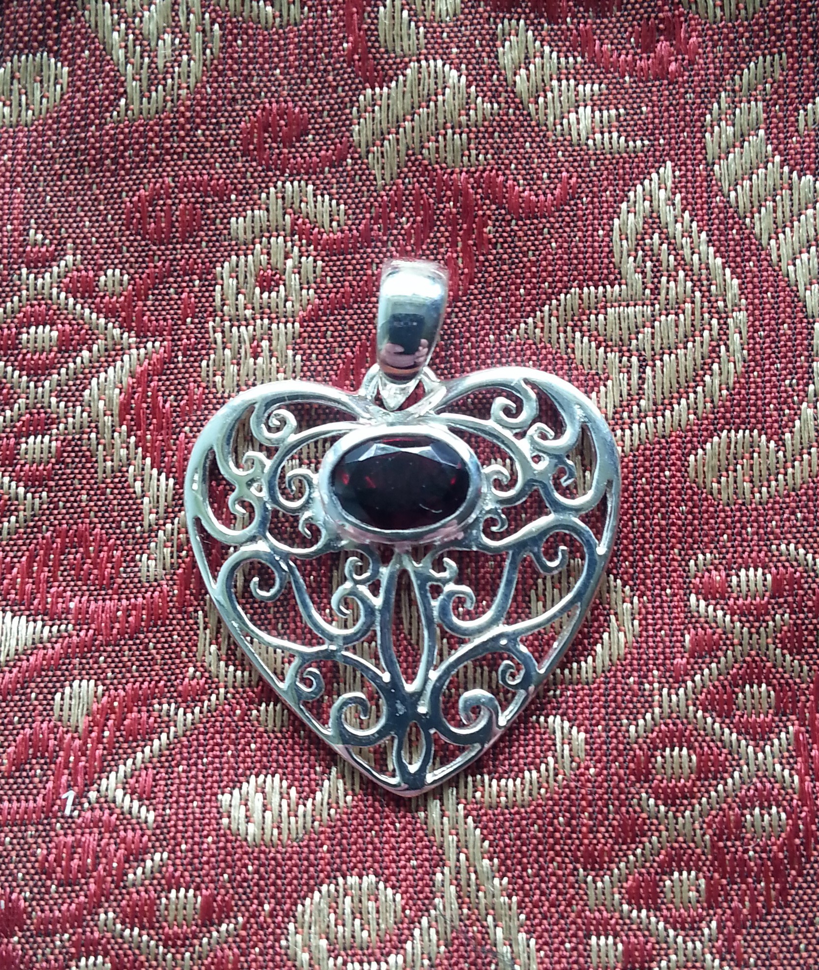 P624 Fillagree heart with facet gemstone